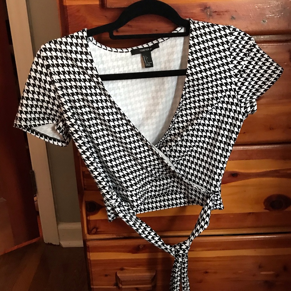 black and white crop top
